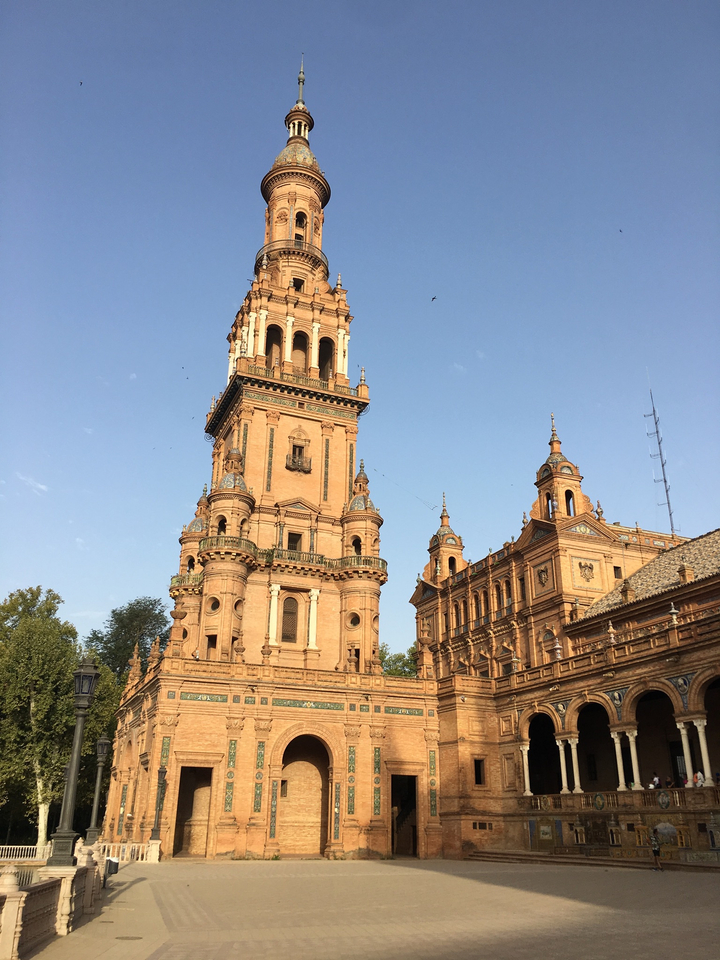 Bâtiment historique orné avec des tours et une architecture détaillée.