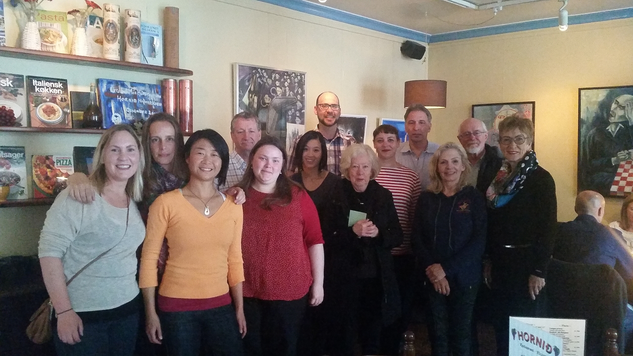 Grand groupe de personnes rassemblées dans une salle.