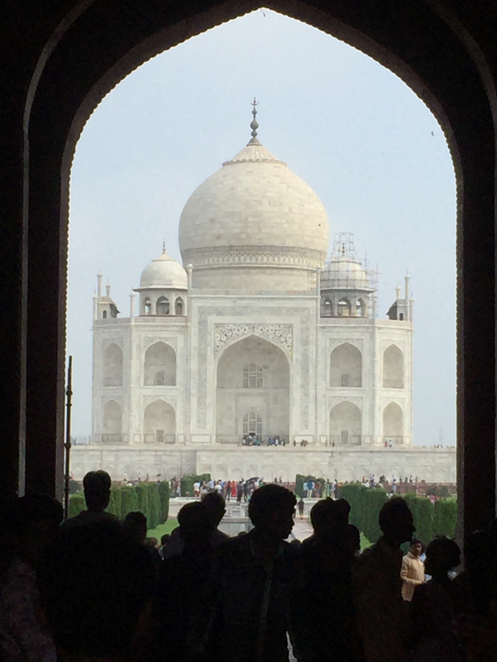 Le Taj Mahal avec une vue de son dôme principal et de ses minarets.
