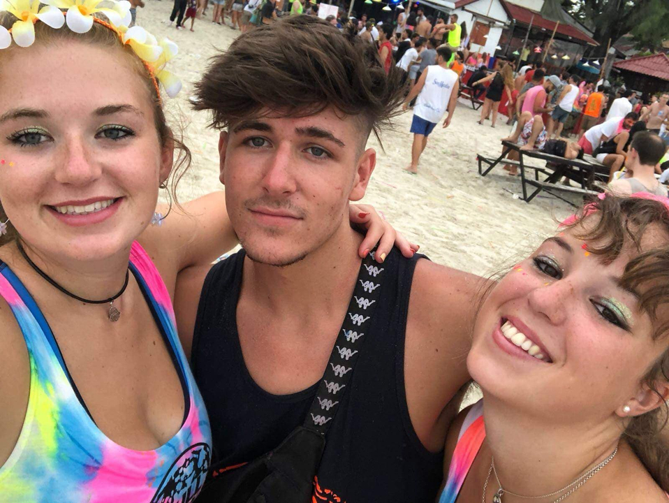 Jeunes amis prenant un selfie à la plage.