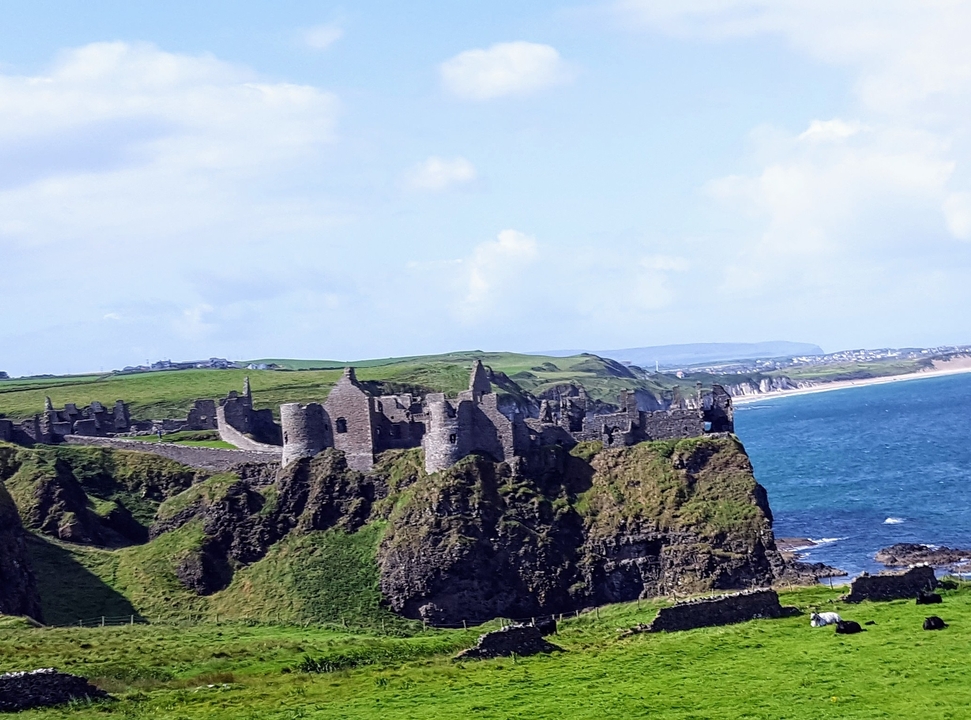 Ruines d'un château sur une falaise surplombant l'océan.