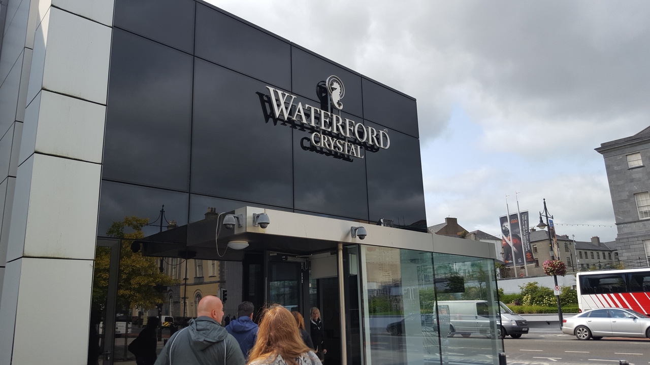 Entrée du magasin 'Waterford Crystal' avec des personnes qui s'approchent.
