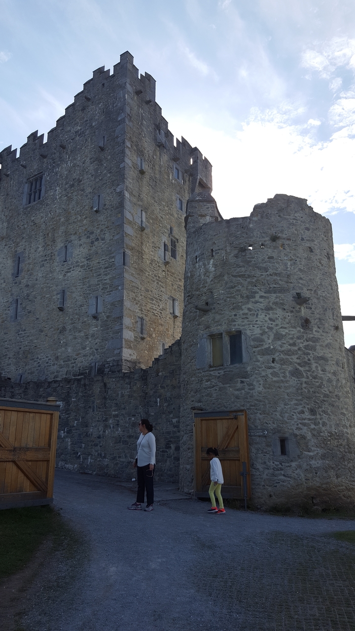 Vieille tour de château en pierre avec un ciel bleu en arrière-plan.