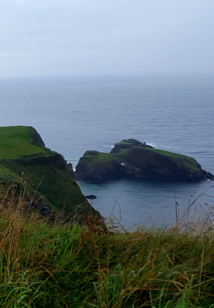 Vue sur la falaise avec îlots distants et eaux océaniques.