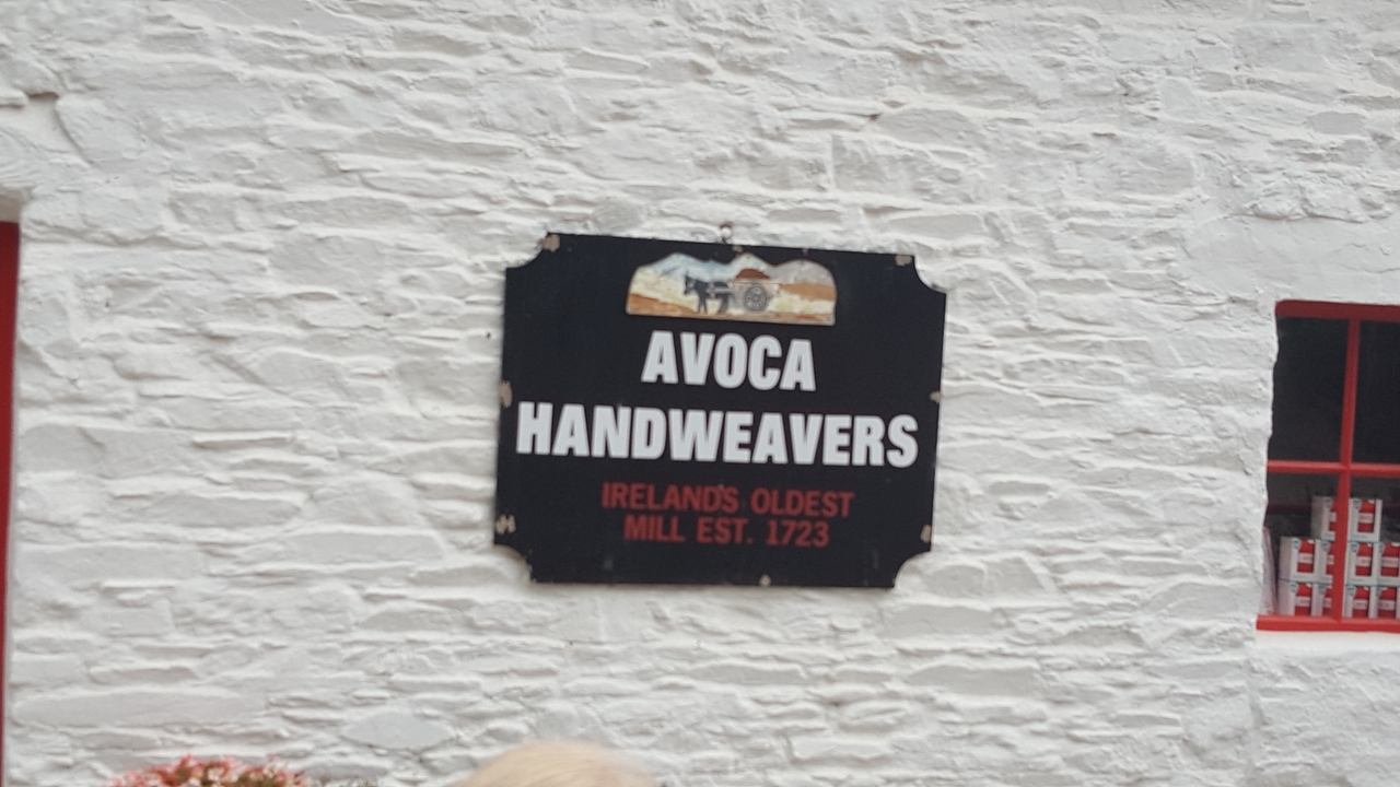 Image floue d'un panneau indiquant « Avoca Handweavers ».