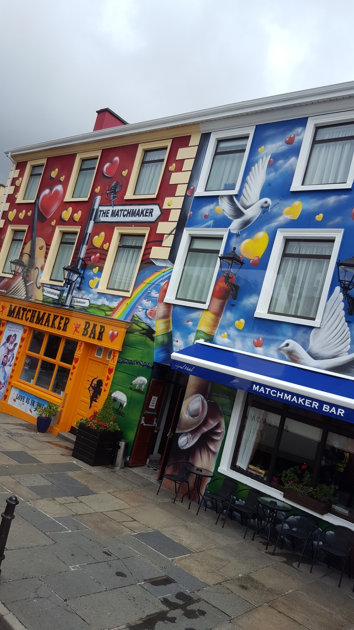 Peinture murale colorée représentant le 'Matchmaker Bar' peinte sur l'extérieur d'un bâtiment.