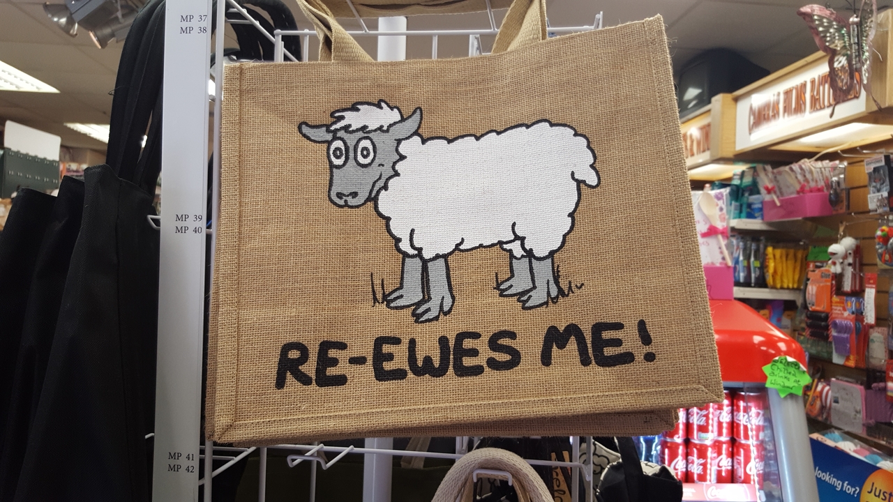 Sac cabas fantaisie avec un motif de mouton et le texte « Re-Ewes Me ».