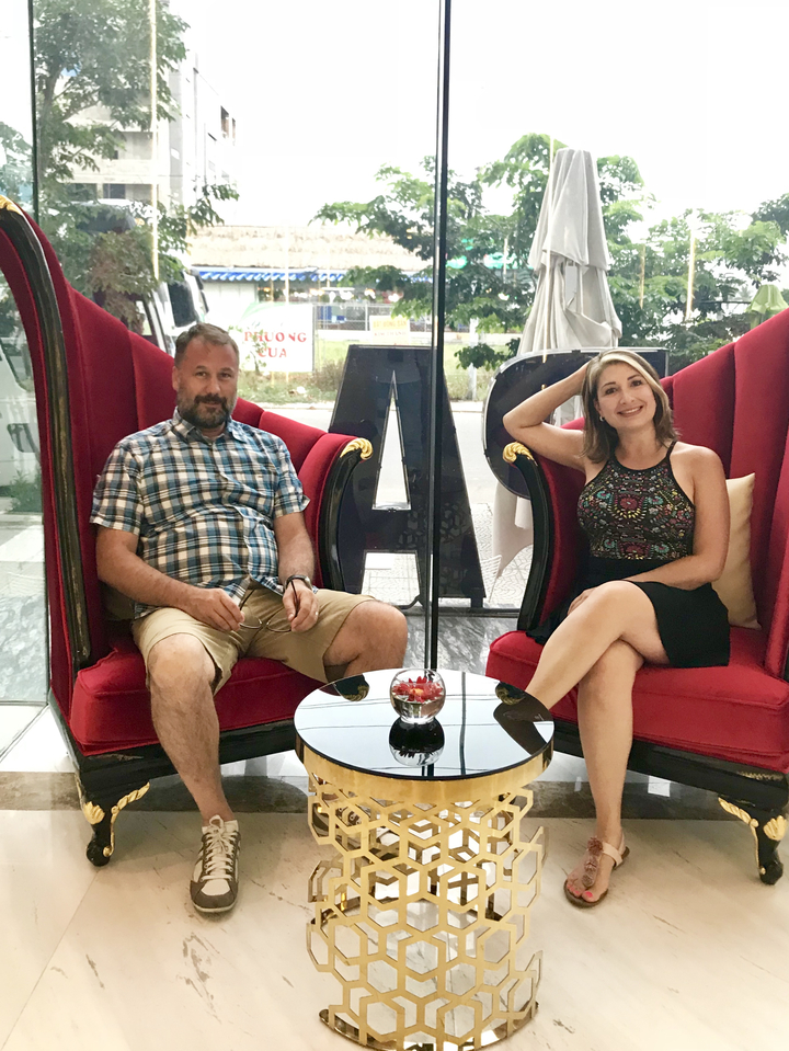 Scène d'intérieur de deux personnes assises dans un environnement élégant.