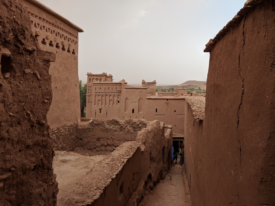 Architecture marocaine ancienne avec motifs décoratifs.