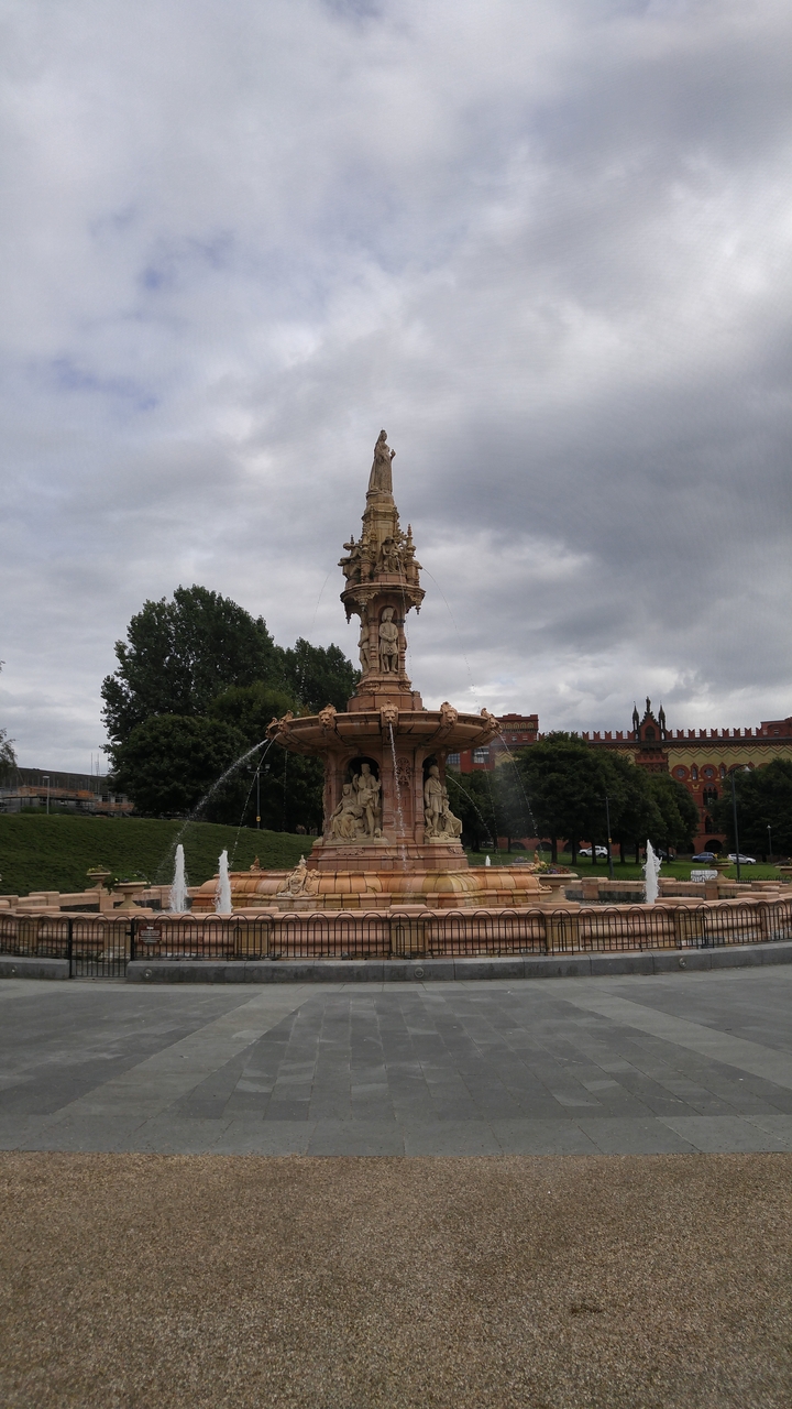 Une fontaine ornée dans un parc.