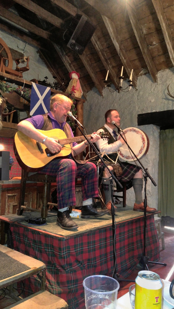 Deux musiciens jouant avec des instruments.