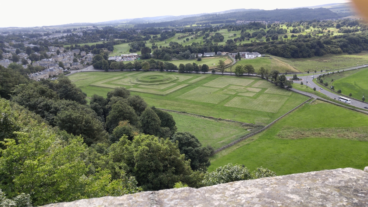 Vue panoramique d'un jardin paysager prise en hauteur.