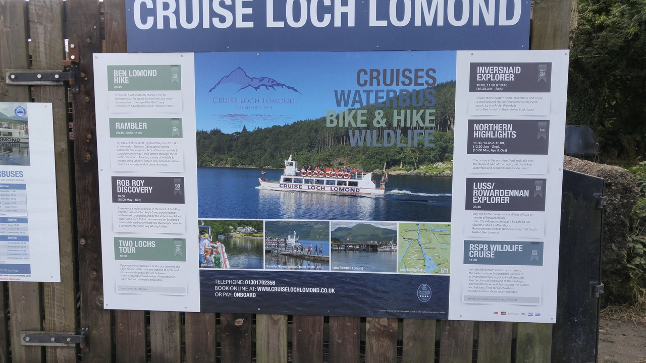 Panneau d'affichage pour croisières et activités dans un lieu pittoresque.