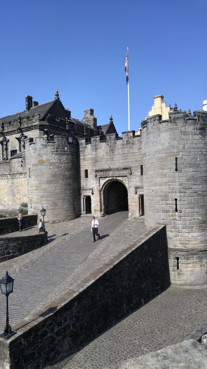 Un château avec une entrée par pont de pierre.