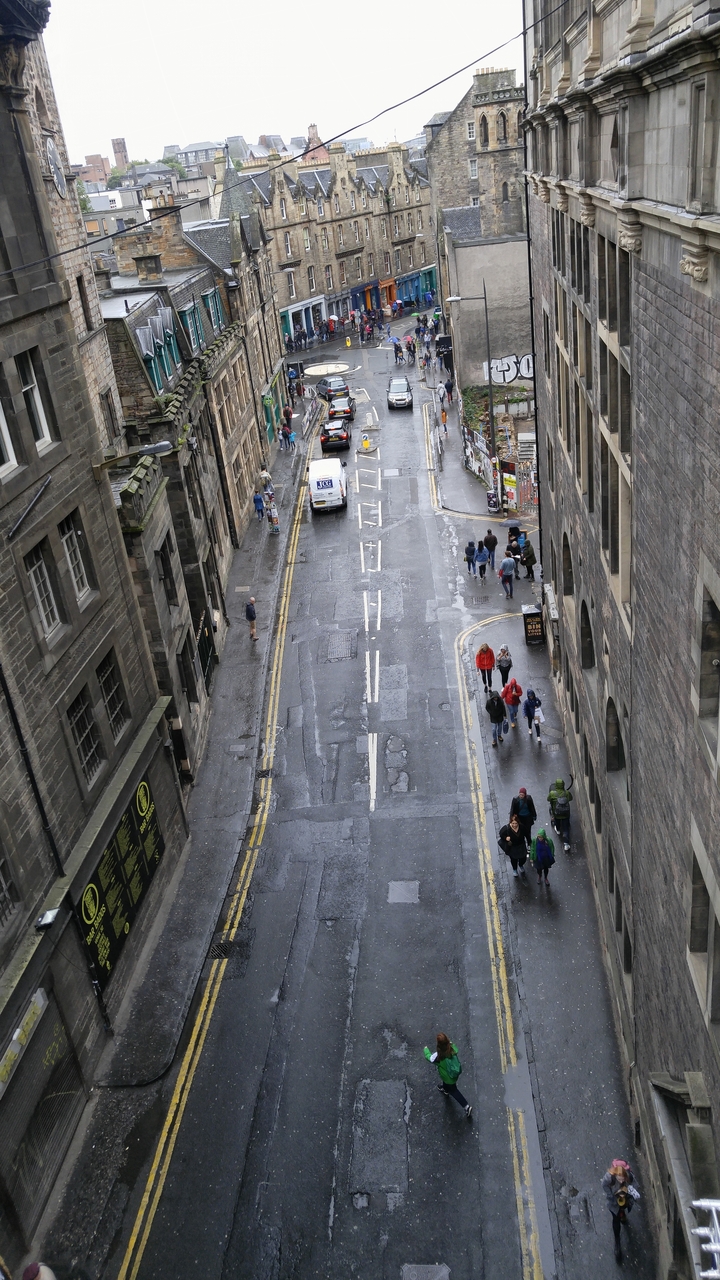 Une vue aérienne d'une rue avec des piétons et des bâtiments.