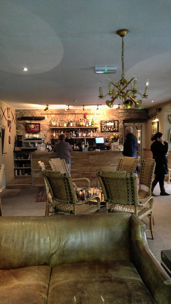 Intérieur d'un bar ou café avec des clients.