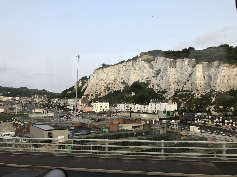Falaises blanches avec une ville et une zone industrielle à proximité.