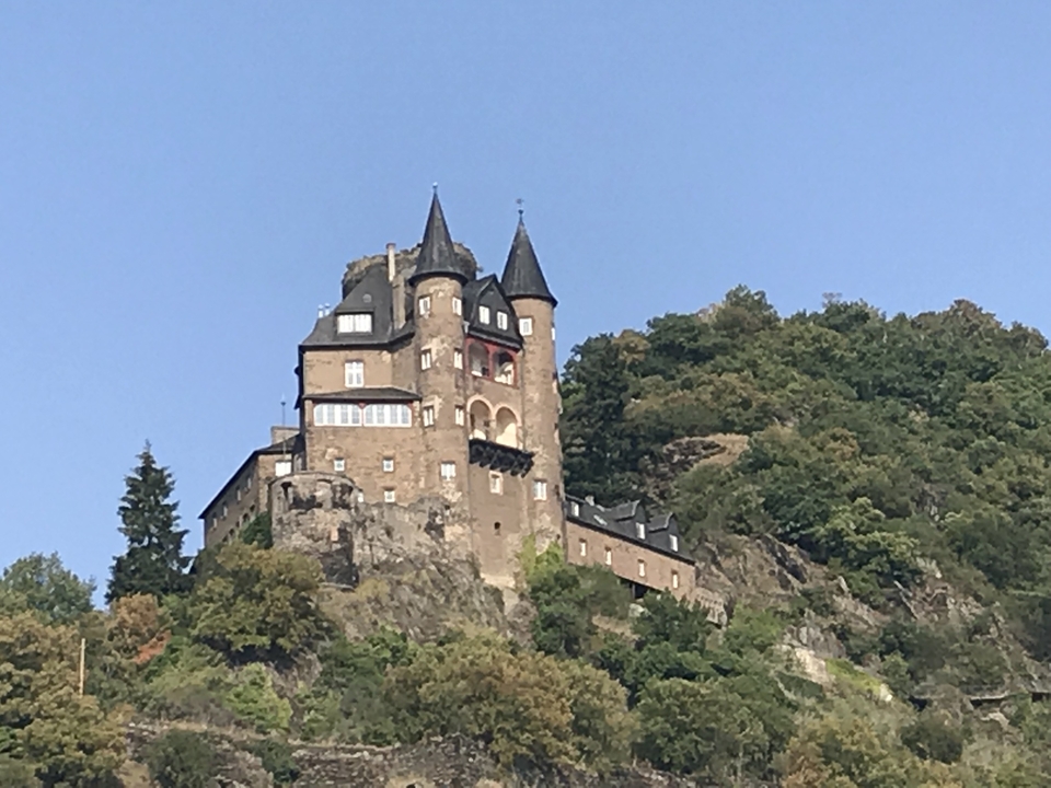 Un château situé sur une colline sous un ciel dégagé.
