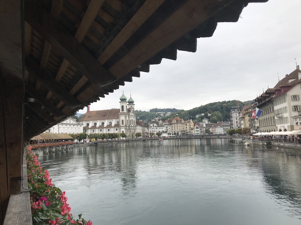 Une vue pittoresque d'une rivière avec des bâtiments et un pont.