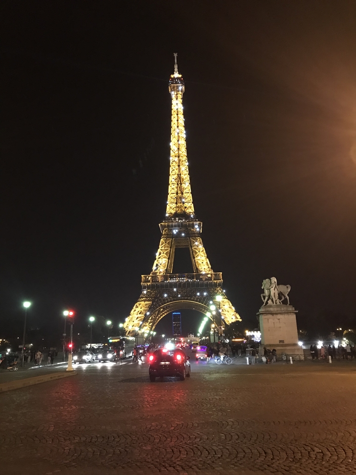 Tour Eiffel illuminée la nuit.