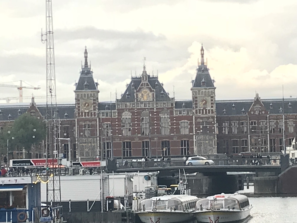 Une vue de ville présentant une architecture grandiose et un canal.