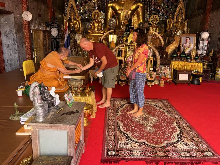 Une interaction avec un moine à l'intérieur d'un temple.