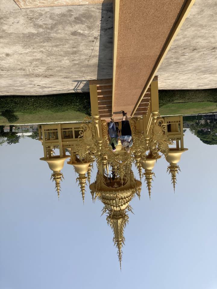 Structure architecturale dorée aux détails ornementés.