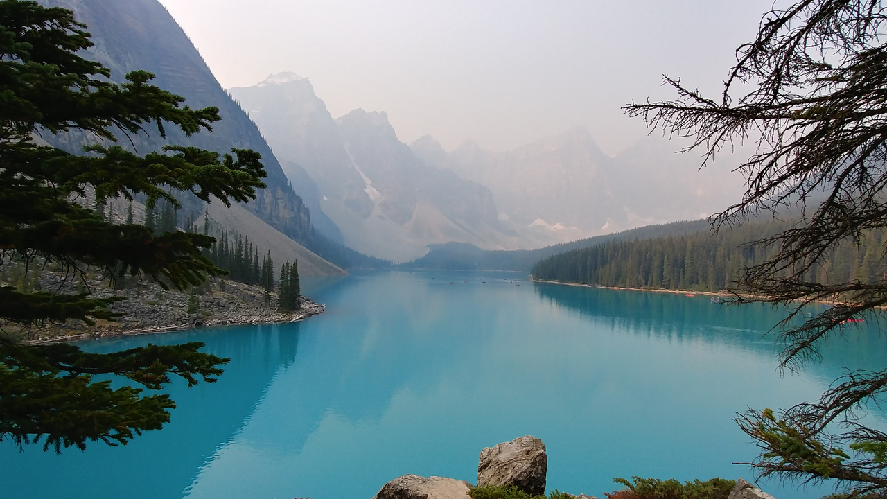 Vue d'un lac entouré de montagnes.