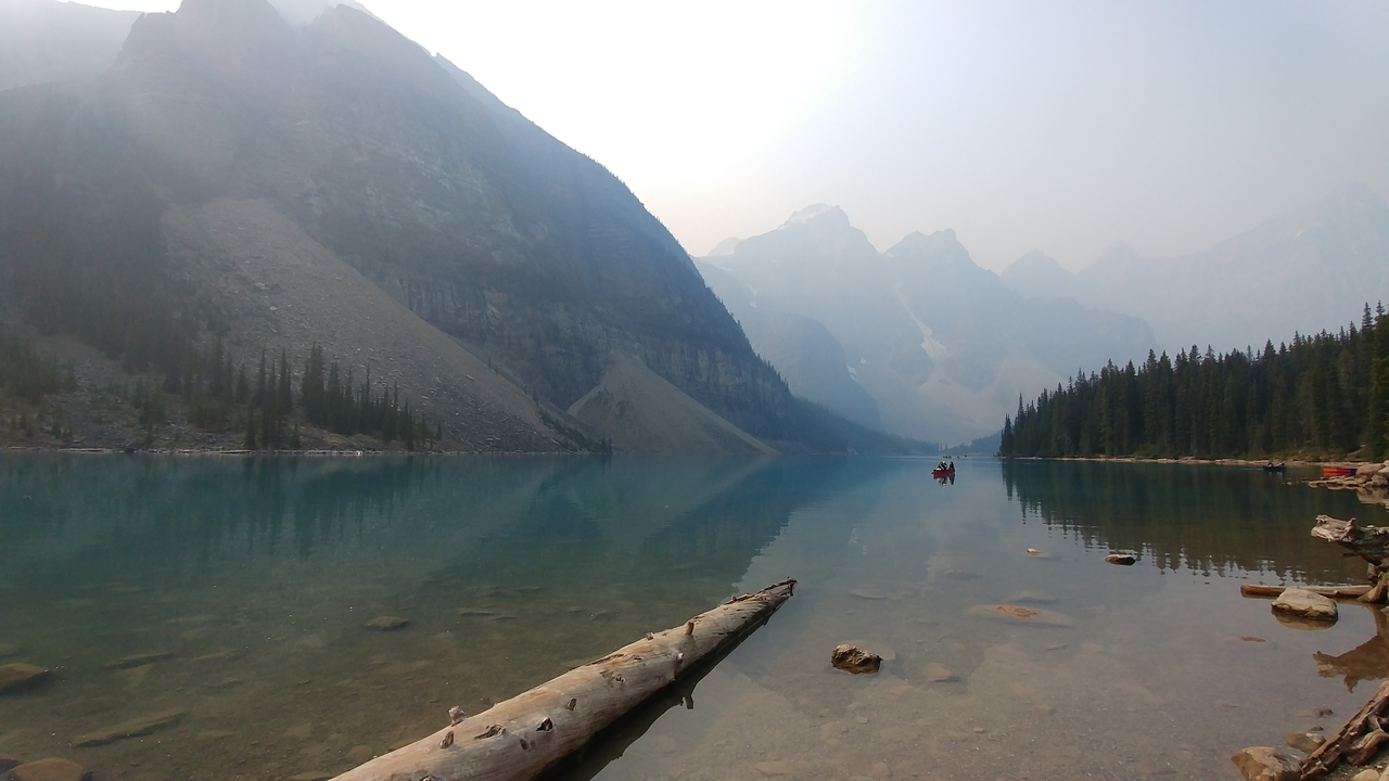 Lac calme avec reflets de montagnes.