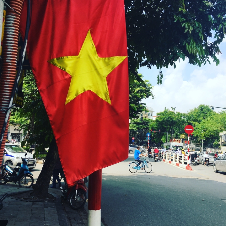 Drapeau vietnamien flottant dans une rue de la ville.