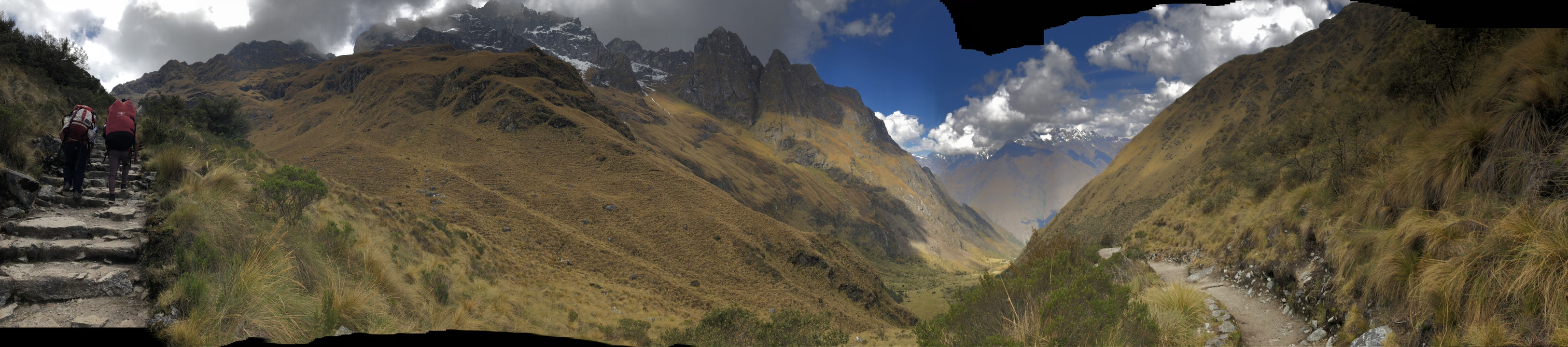 Vaste chaîne de montagnes sous un ciel partiellement nuageux.
