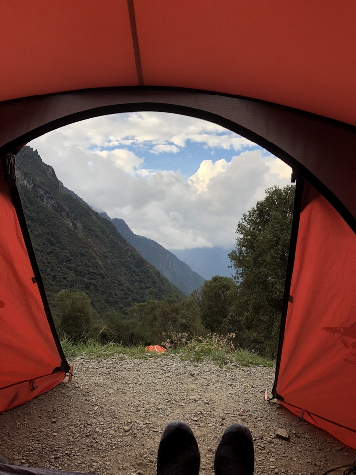 Vue depuis l'intérieur d'une tente donnant sur une vallée.