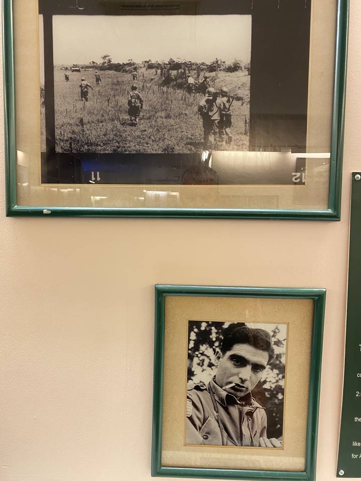 Des photographies historiques sur un mur de musée.