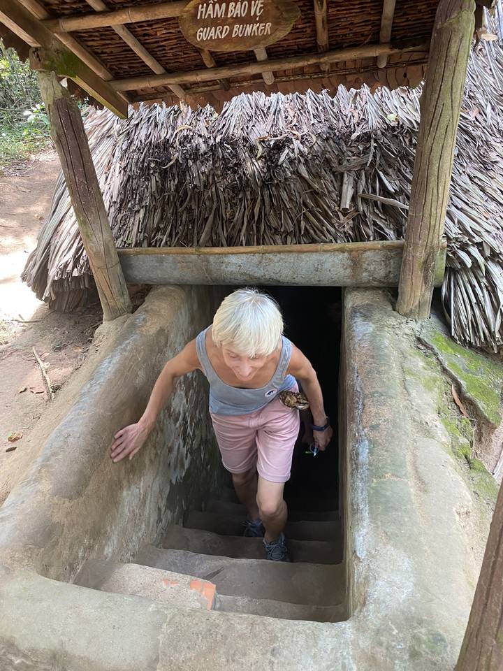 Personne sortant de l'entrée d'un tunnel de bunker.