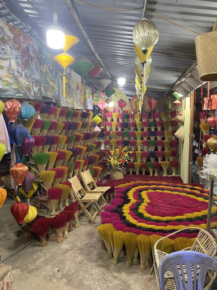 Bâtonnets d'encens colorés disposés dans un présentoir.