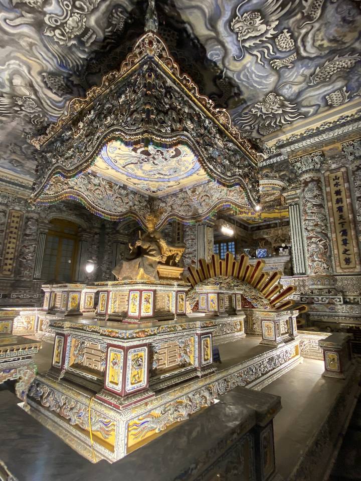 Architecture cérémonielle richement décorée.