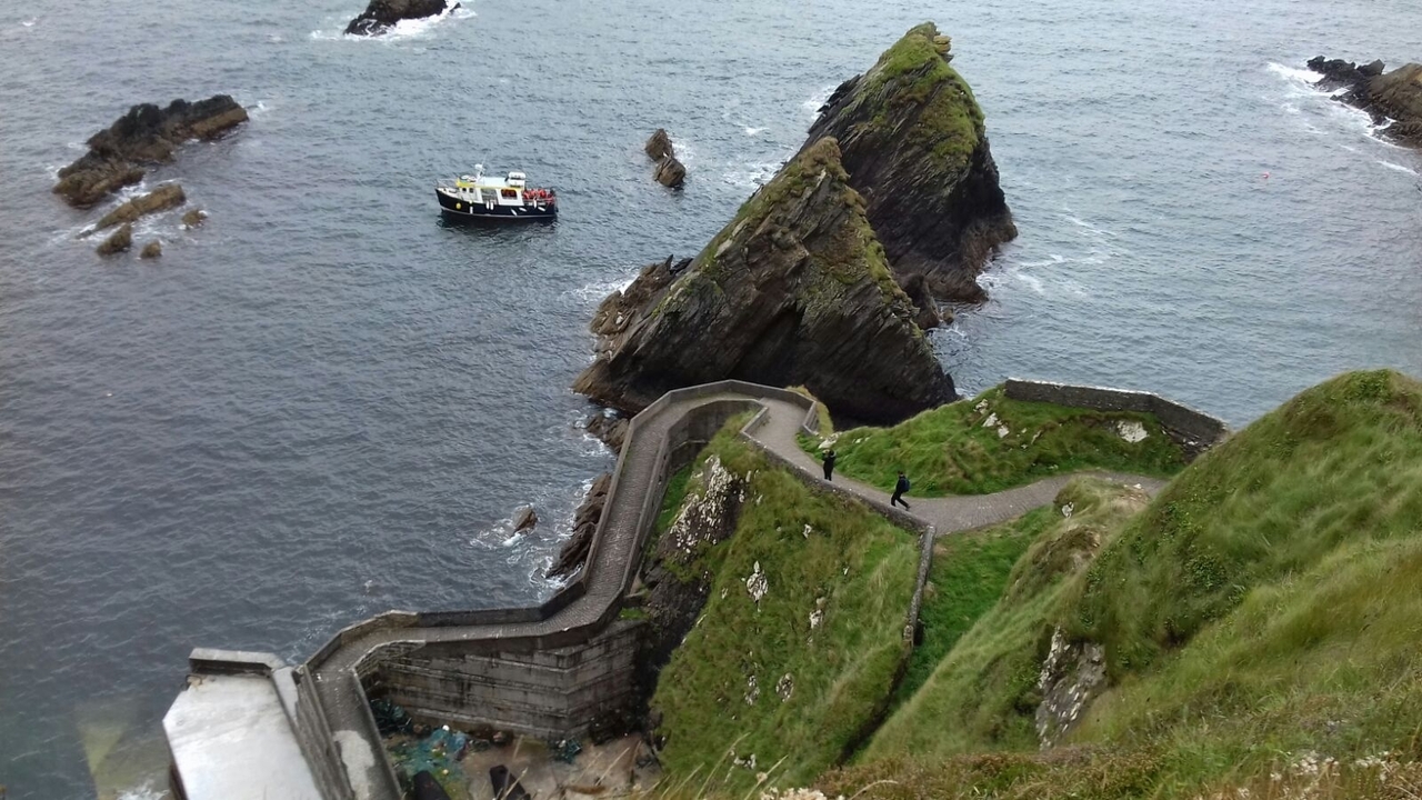 Bateau près de falaises rocheuses spectaculaires.