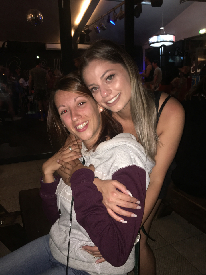 Deux personnes qui s'embrassent à l'intérieur.