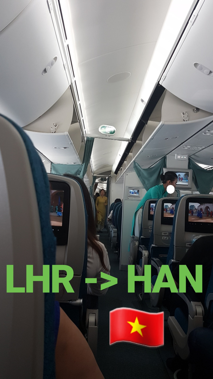 À l'intérieur d'un avion avec des passagers et des agents de bord.