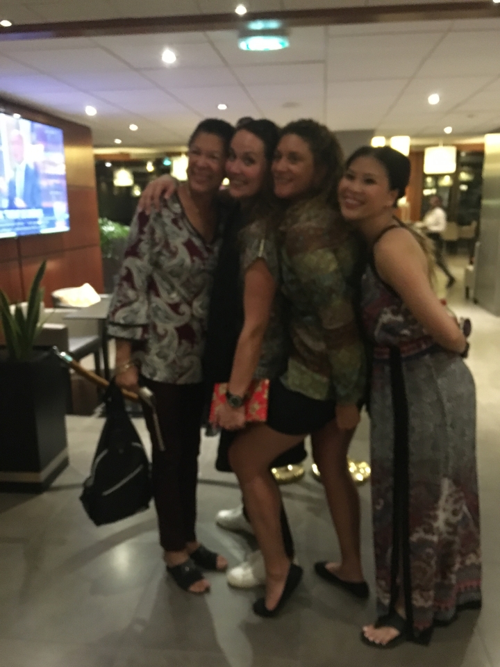 Trois personnes à l'intérieur, avec un mauvais éclairage et du bruit numérique visible.