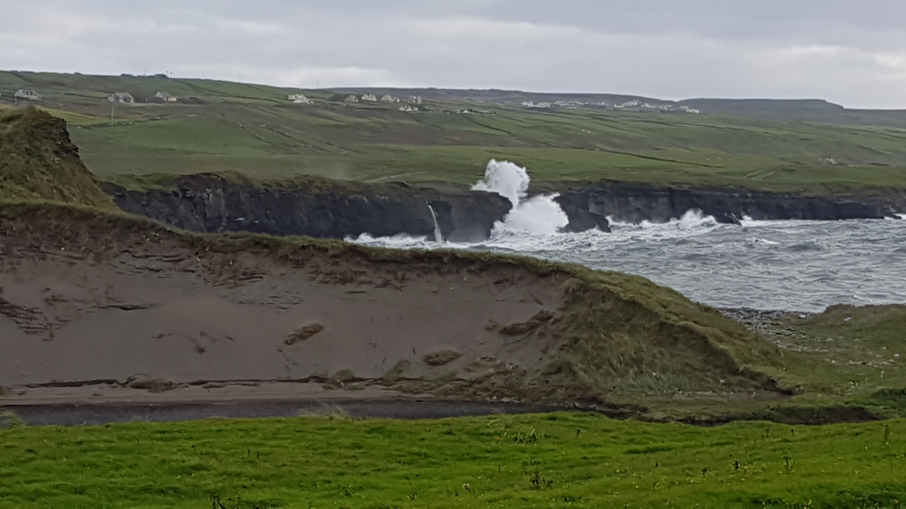 Côte avec des vagues qui se brisent contre les falaises.