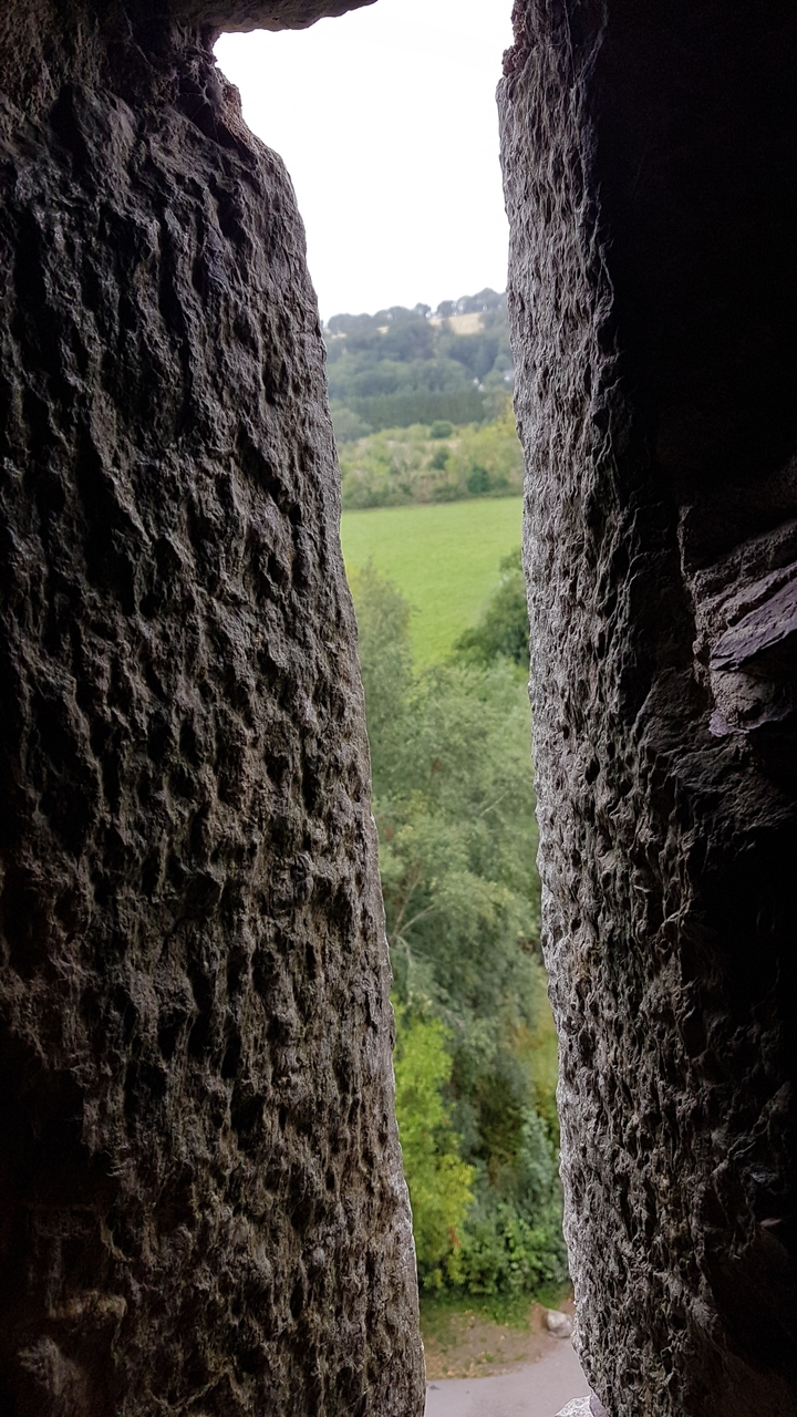 Vue à travers d'épais murs de pierre dans un château.