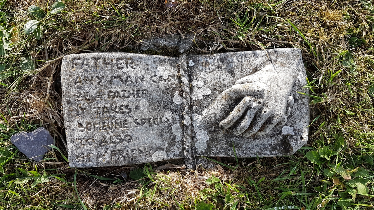 Plaque commémorative dans l'herbe.