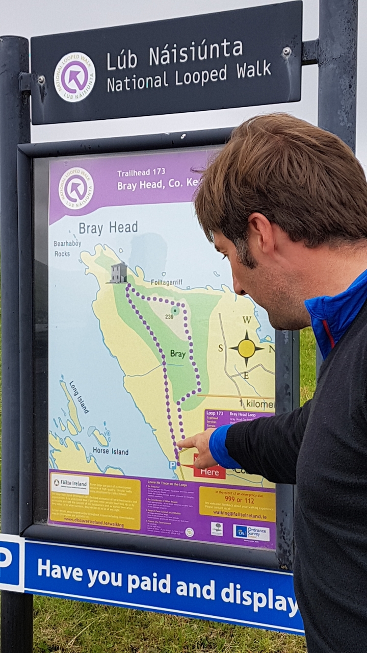 Personne pointant du doigt une carte.