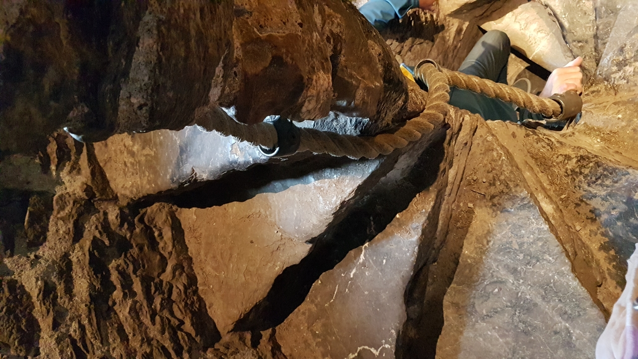 Sentier de grotte étroit avec des parois rocheuses.