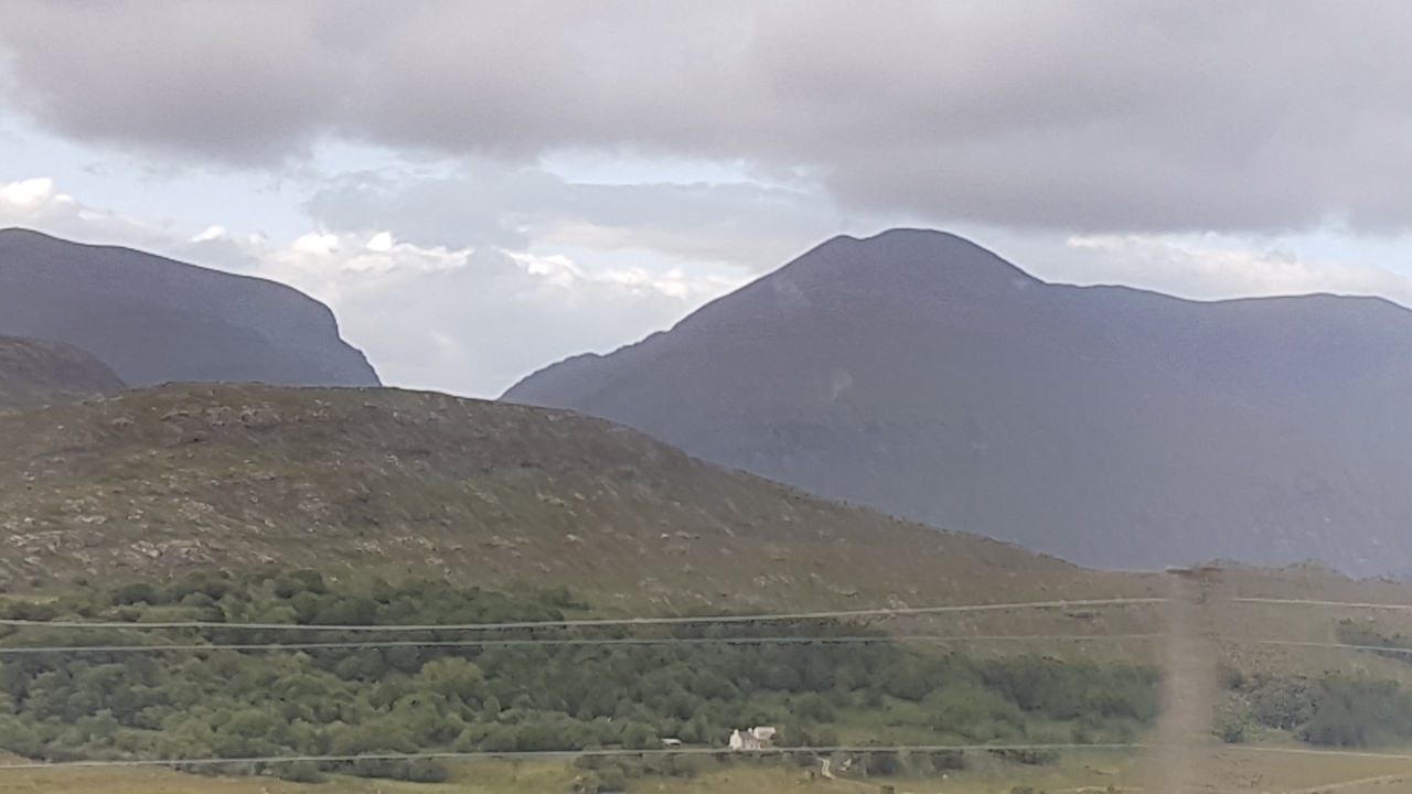Paysage de montagne avec un ciel nuageux.