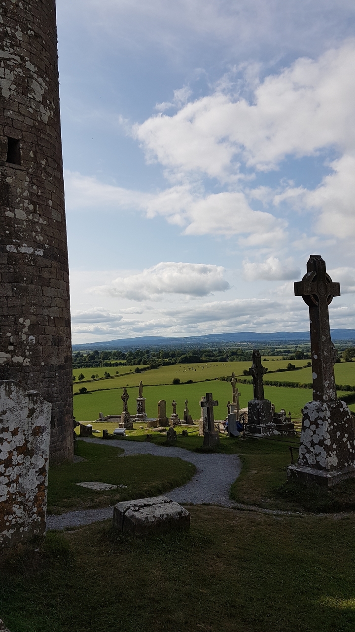 Croix celtiques avec vue sur des champs verts.