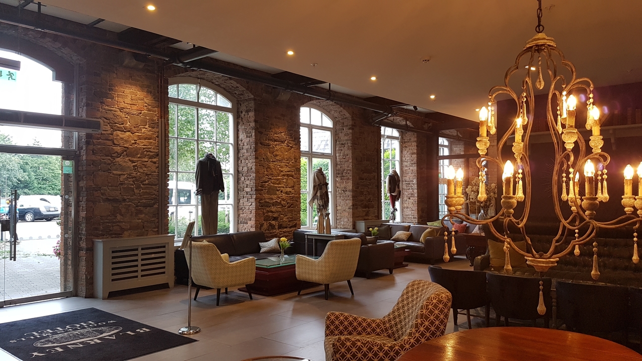 Élégant hall d'hôtel avec lustre et coin salon.