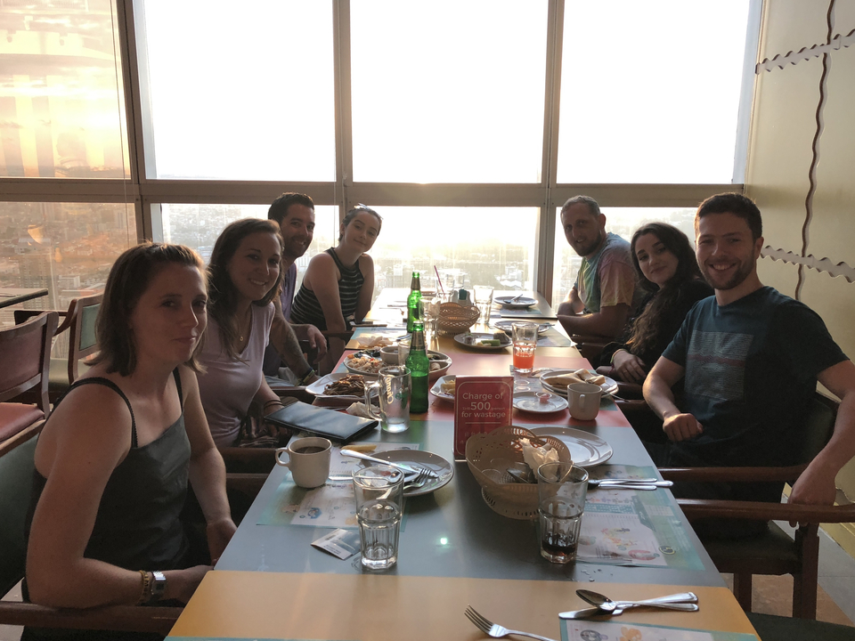 Un groupe de personnes dînant dans un restaurant avec vue.