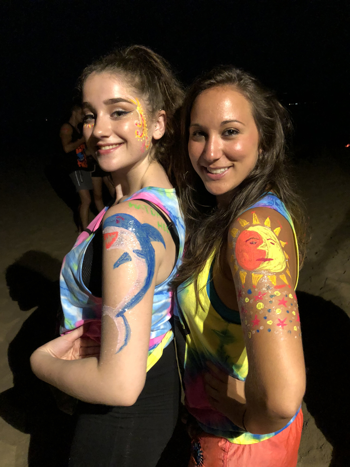 Deux femmes avec de la peinture corporelle lors d'un événement.